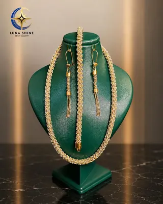 سرویس طلای خودرکاری ایتالیایی دورنگ شامل گردنبند و گوشواره روی استند سبز